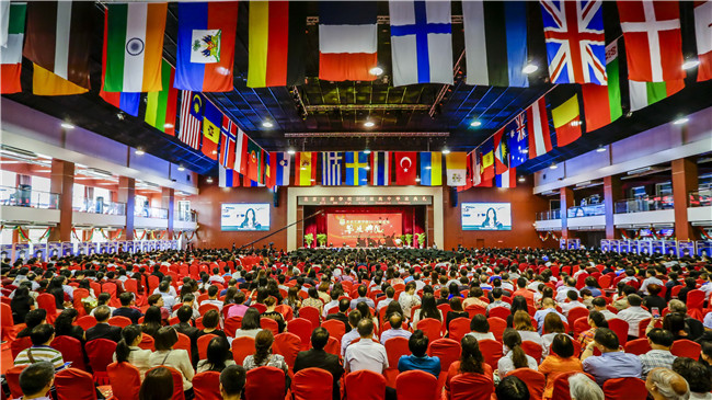 王府学校2016届毕业典礼隆重举办(图1) 青春盛宴 共享硕果——王府学校2016届毕业典礼隆重举办